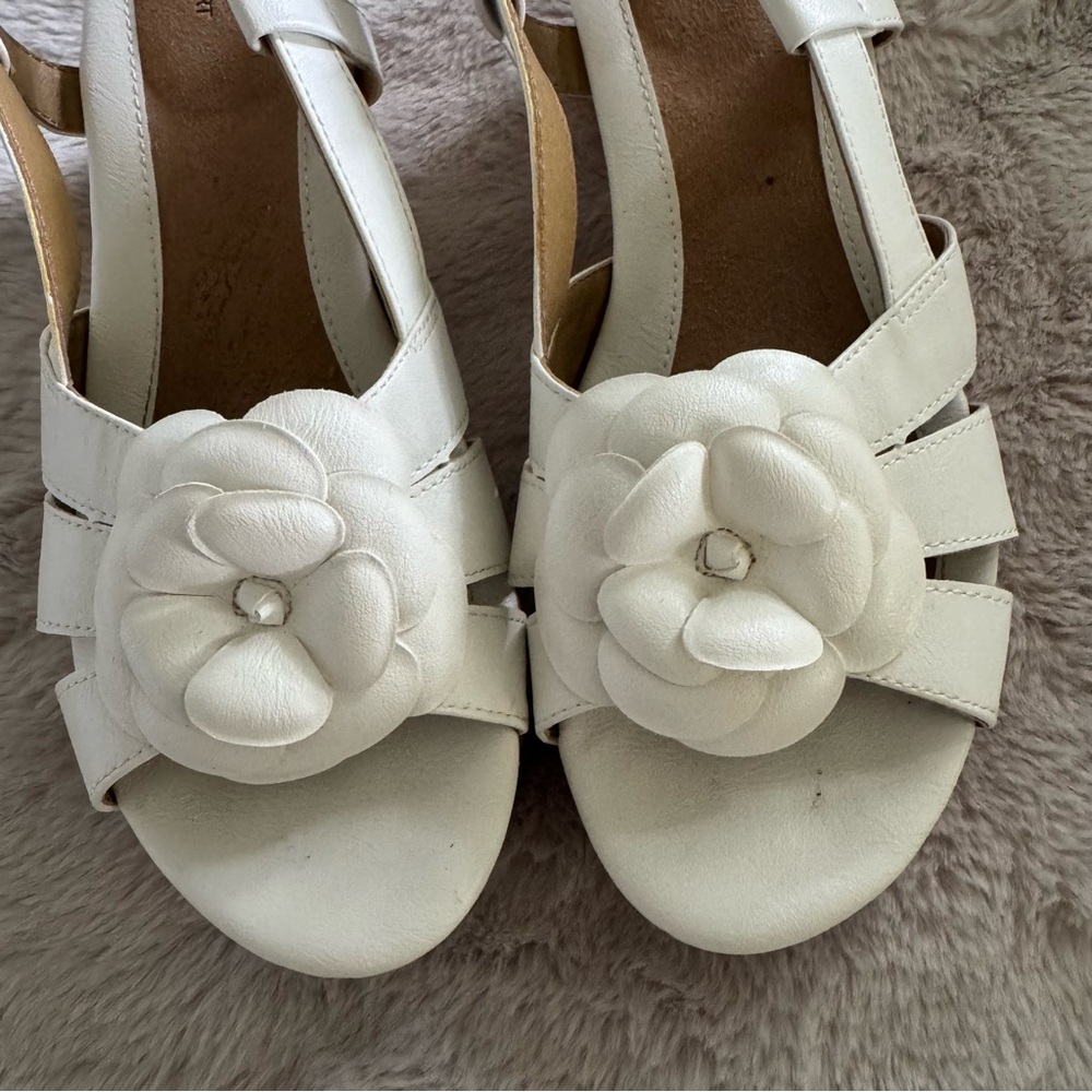 White Laura Scott Wedge Open-toe Sandals with Floral Accent Size 8 - Picture 6 of 14